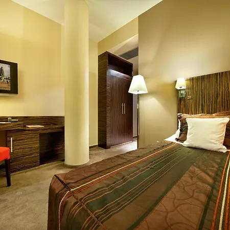 Ea Crystal Palace Hotel 4*