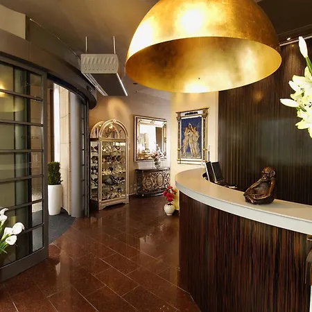 Ea Crystal Palace Hotel 4*