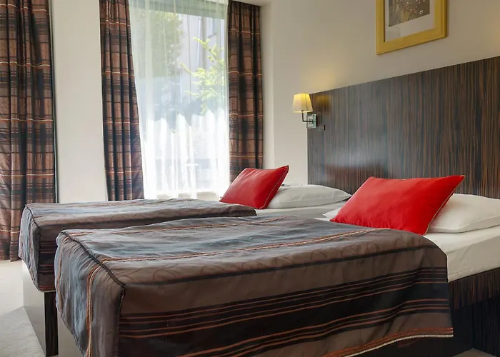 Ea 크리스탈 팰리스 호텔 4*