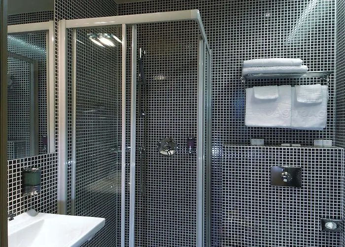 Ea 크리스탈 팰리스 호텔 4*