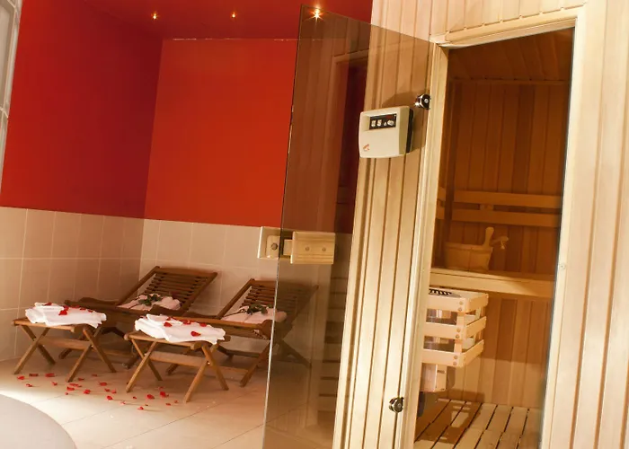 Ea 크리스탈 팰리스 호텔 4*