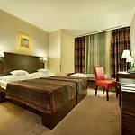 מלון Ea Crystal Palace 4*