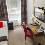 Ea Crystal Palace מלון