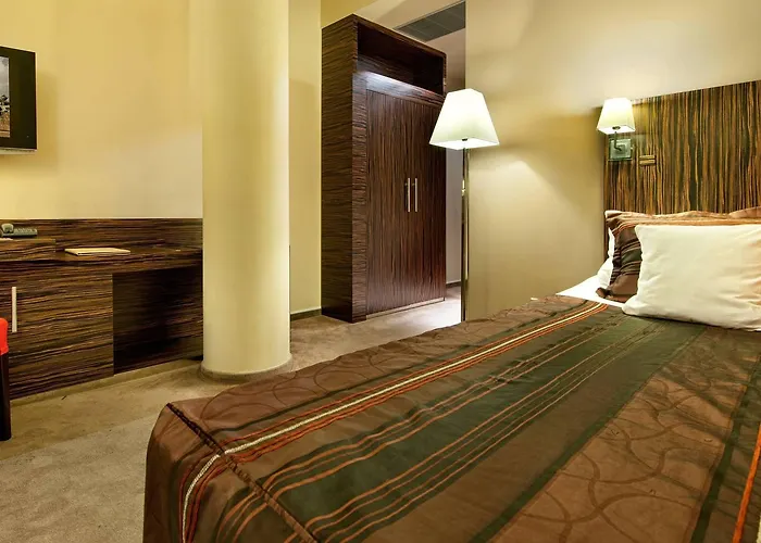 Ea Crystal Palace Hotel